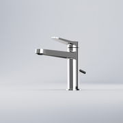 Moderner Waschtisch-Einhebelmischer aus Chrom in seitlicher Perspektive