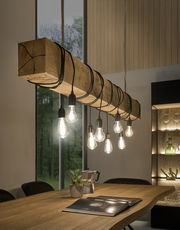 Rustikale Hängeleuchte aus Holz mit mehreren Glühbirnen, seitliche Perspektive.