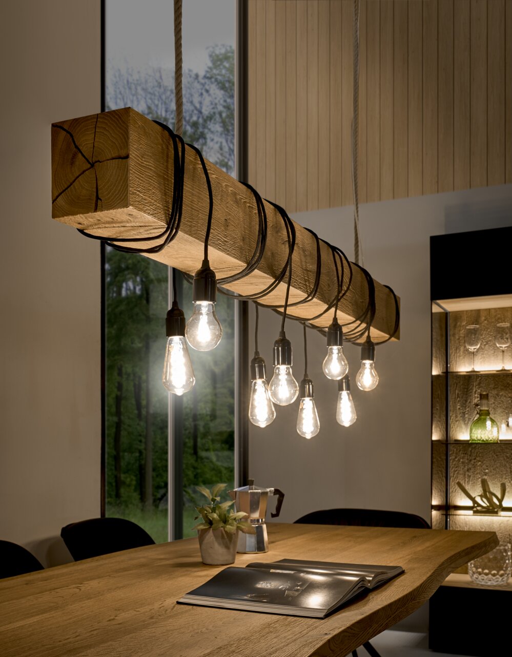 Rustieke hangeilande van hout met meerdere lampen, zijaanzicht.