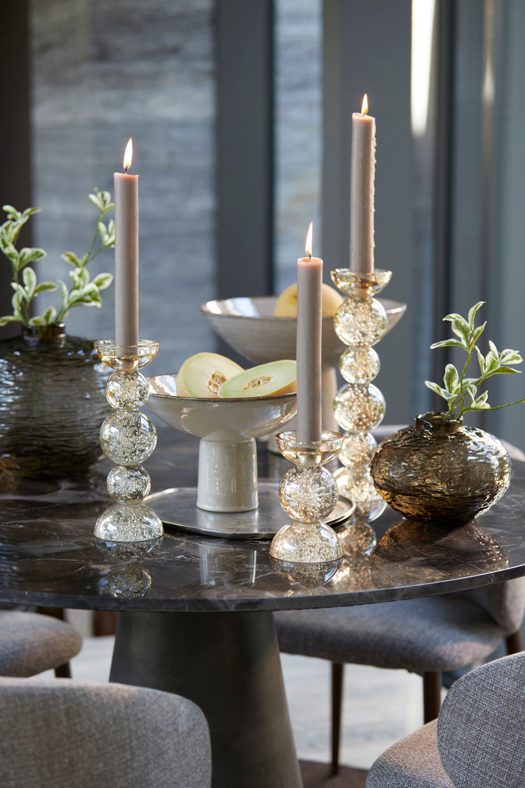 Light&Living Kerzenhalter ITINGA Elegante Kerzenhalter aus Glas mit brennenden Kerzen auf einem stilvoll gedeckten Tisch, seitliche Perspektive.