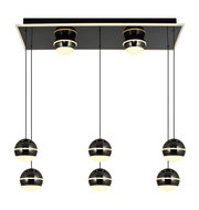 Moderne LED-Pendelleuchte mit sechs kugelförmigen Lampen, hängend von einer rechteckigen Deckenplatte, Ansicht von unten.