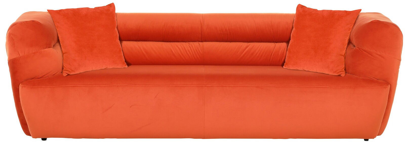 Frontale Ansicht eines großen, orangefarbenen Sofas mit zwei passenden Kissen.