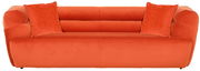 Frontale Ansicht eines großen, orangefarbenen Sofas mit zwei passenden Kissen.