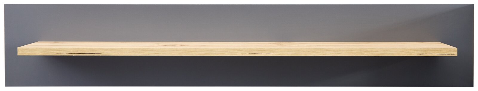 Holzregalbrett vor grauem Hintergrund, frontal betrachtet