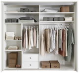 Offener Schwebetürenschrank mit zwei Türen, gefüllt mit Kleidung, Handtüchern und Aufbewahrungsboxen, aus der Frontalperspektive.