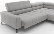 Lichtgrijze ribfluwelen hoekbank met chaise longue en verstelbare rugkussens, schuin van voren links gefotografeerd