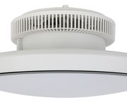 Moderner weißer Deckenventilator aus seitlicher Perspektive