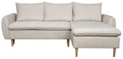 Beige Ecksofa mit drei Rückenkissen und Holzfüßen, Perspektive von vorne