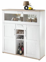 Weißer Barschrank mit Glastüren und Holzoberfläche, gefüllt mit Flaschen und Gläsern, frontal fotografiert.