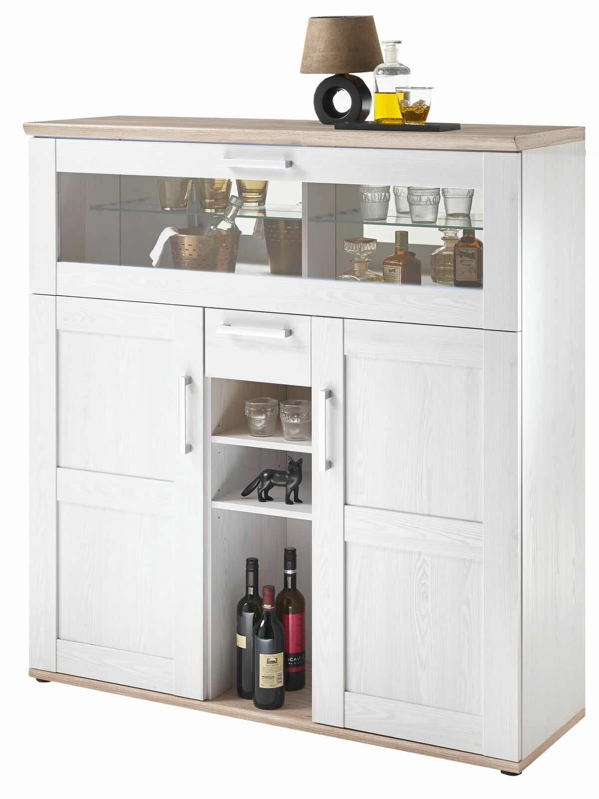 Weißer Barschrank mit Glastüren und Holzoberfläche, gefüllt mit Flaschen und Gläsern, frontal fotografiert.