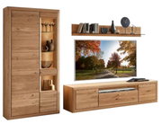 Houten wandcombinatie met vitrinekast, tv-meubel en wandplank, gezien vanaf de voorkant