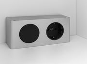 Silberne Steckdose mit schwarzem Abdeckknopf, seitliche Perspektive