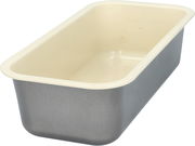 Rechteckige Backform aus Metall mit heller Innenbeschichtung, seitliche Perspektive