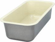 Rechteckige Backform aus Metall mit heller Innenbeschichtung, seitliche Perspektive