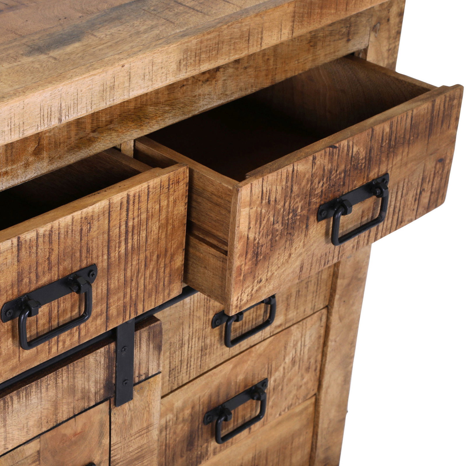 Nahaufnahme einer rustikalen Holzkommode mit offenen Schubladen und schwarzen Metallgriffen, Perspektive von schräg oben.