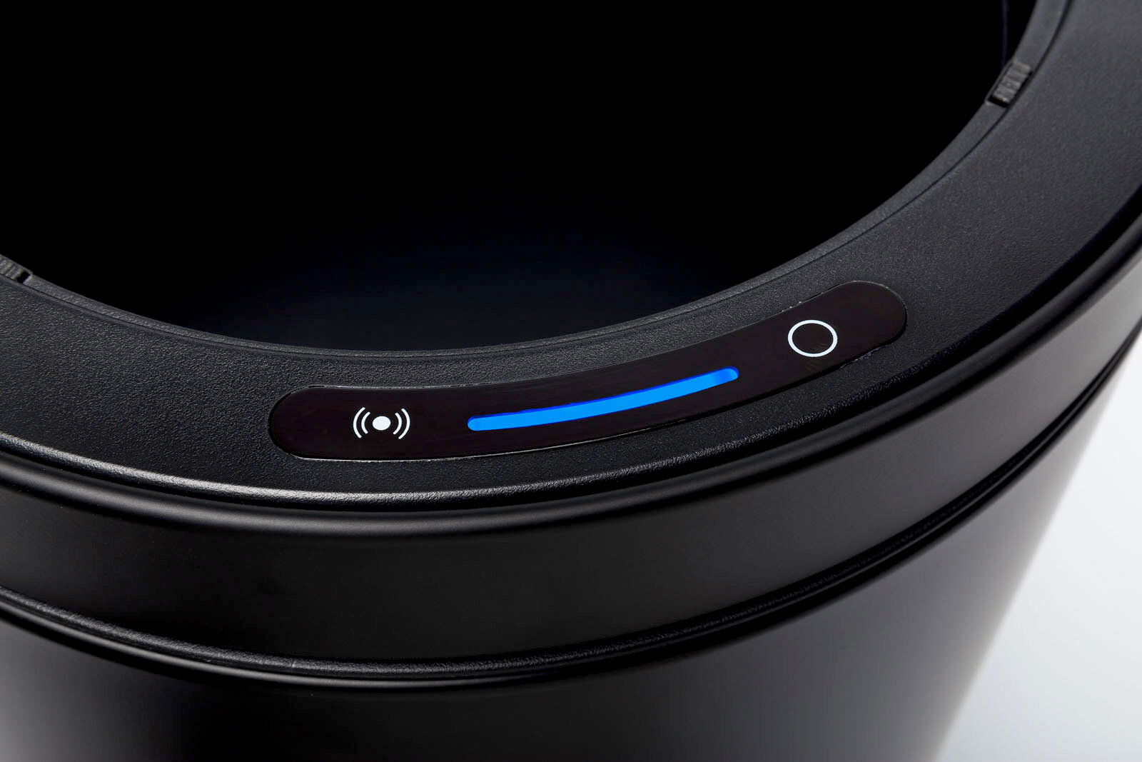 Zurbrüggen Sensor-Abfallsammler 30 Liter Nahaufnahme eines schwarzen Abfallsammlers mit Sensorsteuerung und blauer LED-Anzeige, von oben betrachtet.