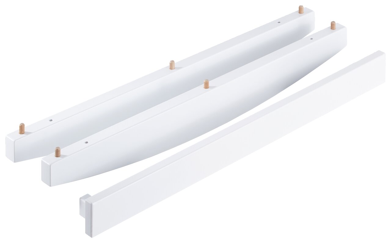 Drei weiße Wiegeelemente aus Holz mit Dübeln, seitliche Perspektive