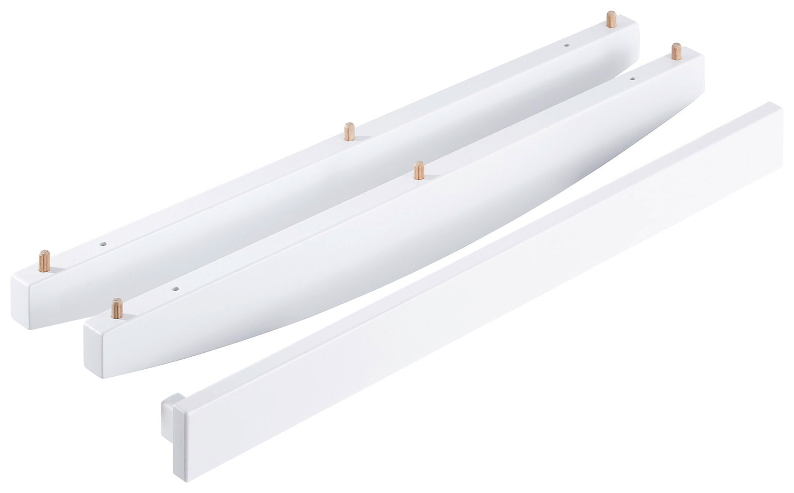 Drei weiße Wiegeelemente aus Holz mit Dübeln, seitliche Perspektive