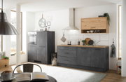 Moderne Küchenzeile in dunklem Grau mit Holzarbeitsplatte, bestehend aus einem Hochschrank mit integriertem Backofen und einer Arbeitsfläche mit Spüle und Kochfeld. Perspektive von vorne.