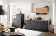 Moderne Küchenzeile in dunklem Grau mit Holzarbeitsplatte, bestehend aus einem Hochschrank mit integriertem Backofen und einer Arbeitsfläche mit Spüle und Kochfeld. Perspektive von vorne.