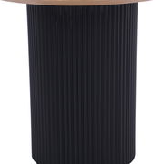 Moderner Beistelltisch mit schwarzem, gerilltem Zylinderfuß und runder Holzplatte, seitliche Perspektive