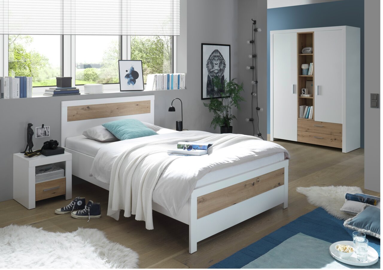 Moderne tienerkamer met een wit bed en houten accenten, een nachtkastje, een kledingkast en decoratieve elementen, gezien vanuit de zijkant.
