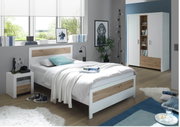 Moderne tienerkamer met een wit bed en houten accenten, een nachtkastje, een kledingkast en decoratieve elementen, gezien vanuit de zijkant.
