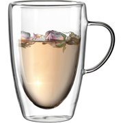 Dubbelwandige mok Duo 400 ml met oor, gevuld met thee en bloemen, zijaanzicht
