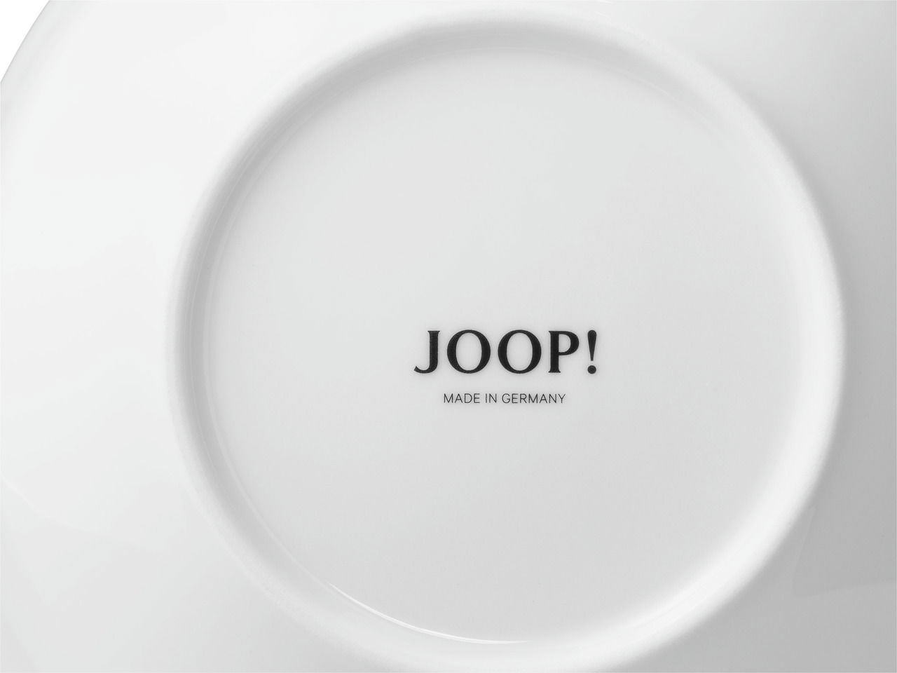 Rückseite eines weißen Frühstückstellers mit der Aufschrift 'JOOP! MADE IN GERMANY'.