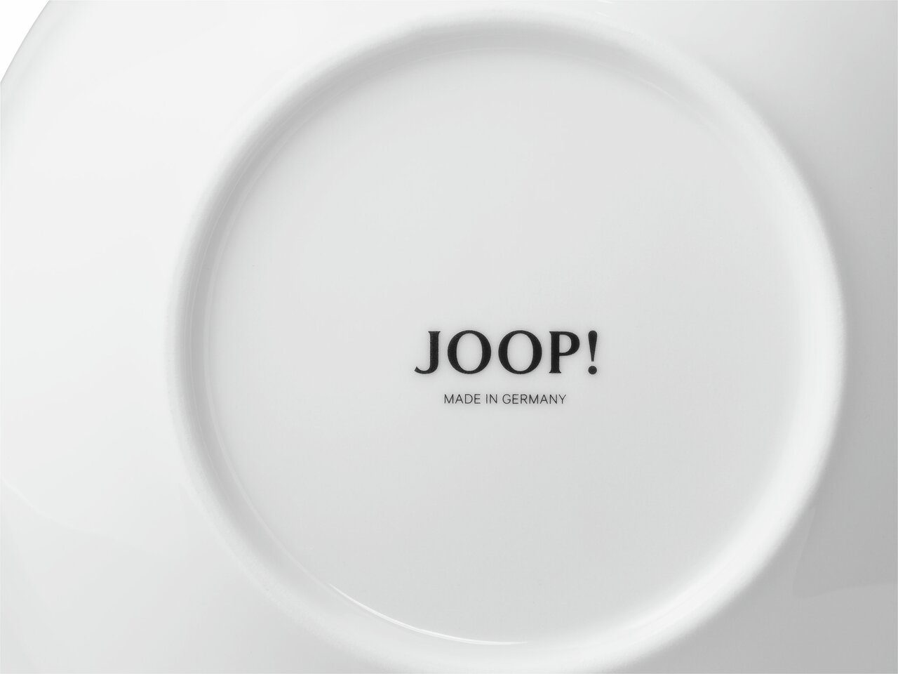 Rückseite eines weißen Frühstückstellers mit der Aufschrift 'JOOP! MADE IN GERMANY'.