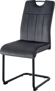 Gepolsterter Esszimmerstuhl in Dunkelgrau mit Steppnähten, schwarzem Metallgestell und Tragegriff an der Rückenlehne, freigestellt in schräger Vorderansicht