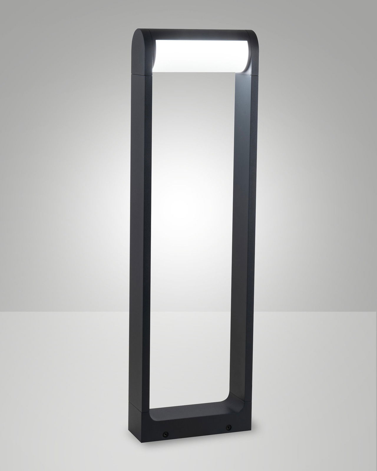 Moderne LED-Pollerleuchte in rechteckiger Form, frontal abgebildet, mit leuchtendem oberen Abschnitt.