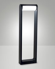 Moderne LED-Pollerleuchte in rechteckiger Form, frontal abgebildet, mit leuchtendem oberen Abschnitt.
