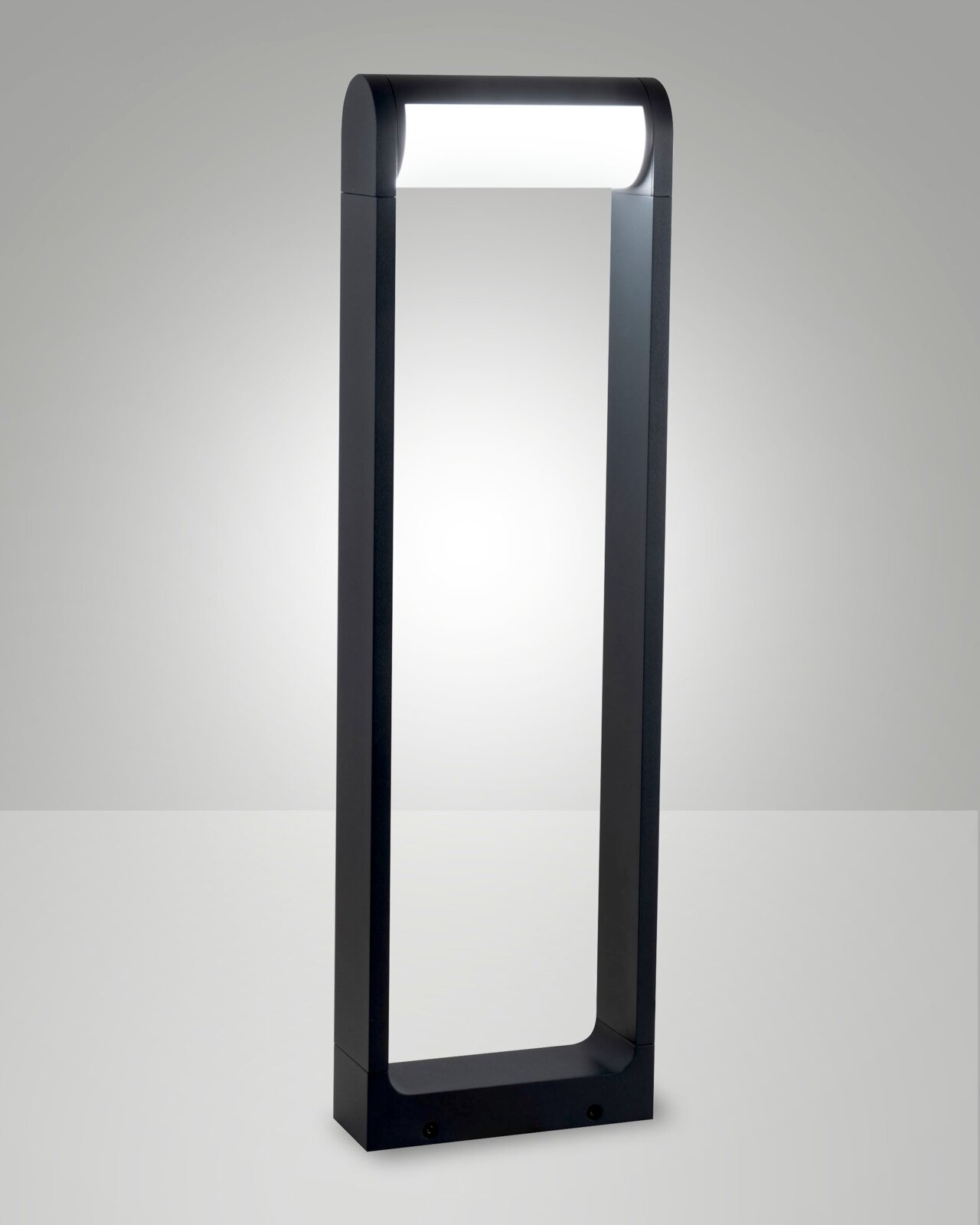 Fabas Luce LED-paallamp / wegmarkeringslamp WILD Moderne LED-paallamp in rechthoekige vorm, afgebeeld van voren, met een verlicht bovenste gedeelte.