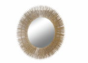 Runder Wandspiegel mit einem goldenen, strahlenförmigen Rahmen, aus der Frontalperspektive betrachtet.