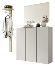Garderobenset mit einem modernen, minimalistischen Design, bestehend aus einem hohen Schrank mit drei Türen, einem großen Spiegel und einer Wandgarderobe mit Haken und Ablage. Perspektive: Frontalansicht.