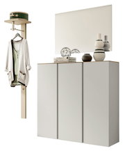 Garderobenset mit einem modernen, minimalistischen Design, bestehend aus einem hohen Schrank mit drei Türen, einem großen Spiegel und einer Wandgarderobe mit Haken und Ablage. Perspektive: Frontalansicht.