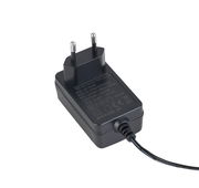 Netzteil für LED-Schreibtischleuchte, seitliche Perspektive