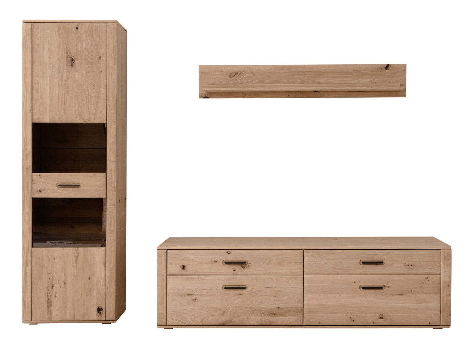 Wandkombination aus hellem Holz mit einem hohen Schrank, einem niedrigen Sideboard und einem Wandregal, frontal betrachtet.