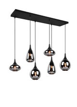 Moderne Pendelleuchte mit sechs schwarzen, glänzenden Lampenschirmen in verschiedenen Formen, von einer rechteckigen Deckenhalterung hängend. Seitenansicht.