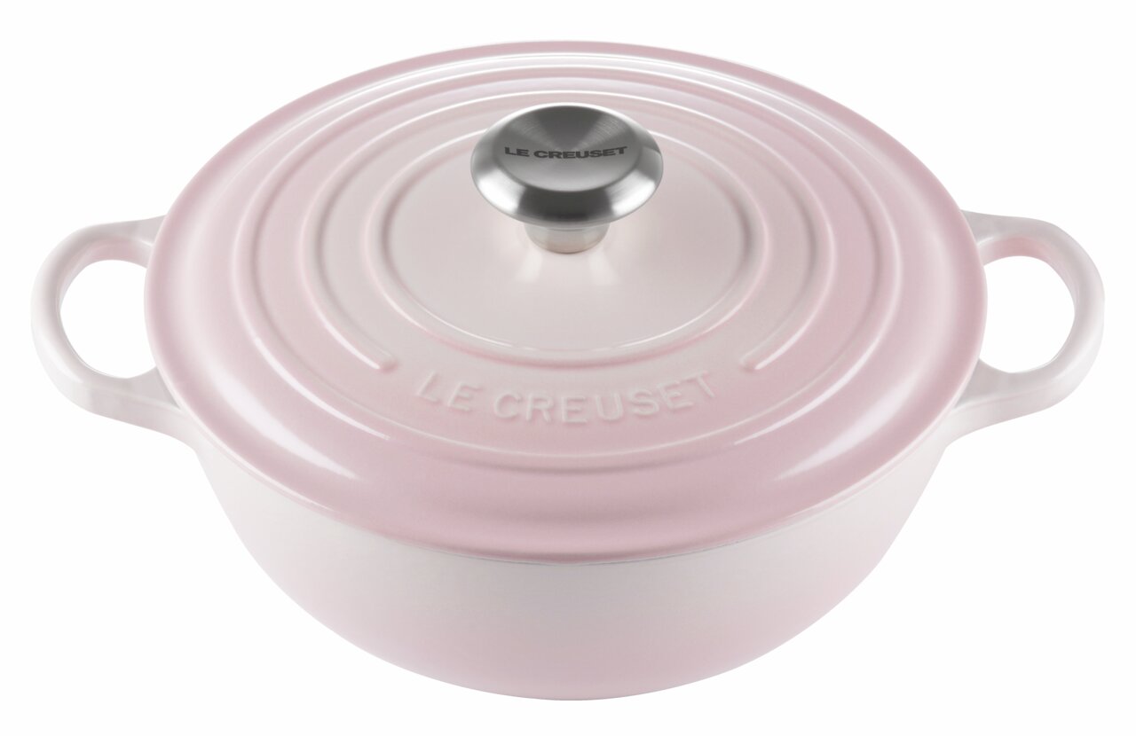 LE CREUSET La Mermite braadpan 24 cm Shell Pink SIGNATURE Roze gietijzeren pan La Marmite 24 cm, gezien van bovenaf, met twee handvatten en een roestvrijstalen knop