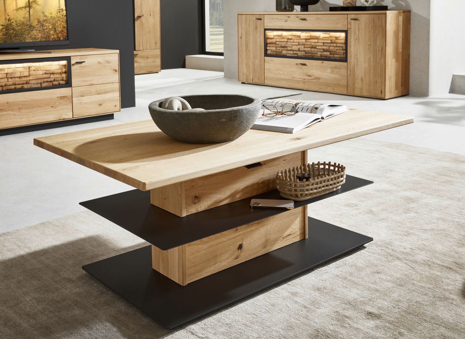 Valnatura Couchtisch VALS Moderner Couchtisch aus Holz mit schwarzem Metallgestell, dekoriert mit einer Schale und Büchern, in einem stilvollen Wohnzimmer. Perspektive: seitliche Ansicht.