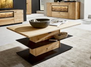 Moderner Couchtisch aus Holz mit schwarzem Metallgestell, dekoriert mit einer Schale und Büchern, in einem stilvollen Wohnzimmer. Perspektive: seitliche Ansicht.