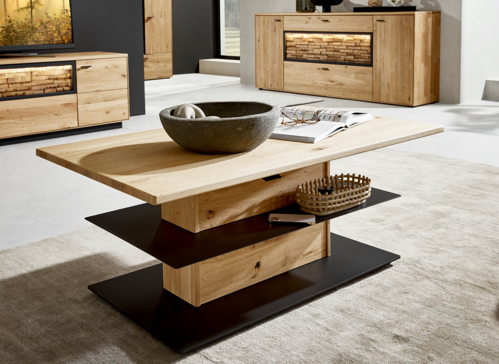 Valnatura Salontafel VALS Moderne houten salontafel met een zwart metalen onderstel, versierd met een schaal en boeken, in een stijlvolle woonkamer. Perspectief: zijaanzicht.