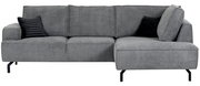 Graues Ecksofa mit Ottomane rechts, zwei schwarzen Kissen, Vorderansicht
