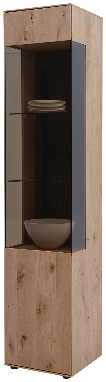 Vitrine aus Holz mit Glastür, Ansicht von vorne rechts, mit zwei Glasböden und dekorativen Schalen.