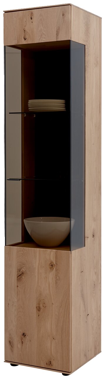 Vitrine aus Holz mit Glastür, Ansicht von vorne rechts, mit zwei Glasböden und dekorativen Schalen.