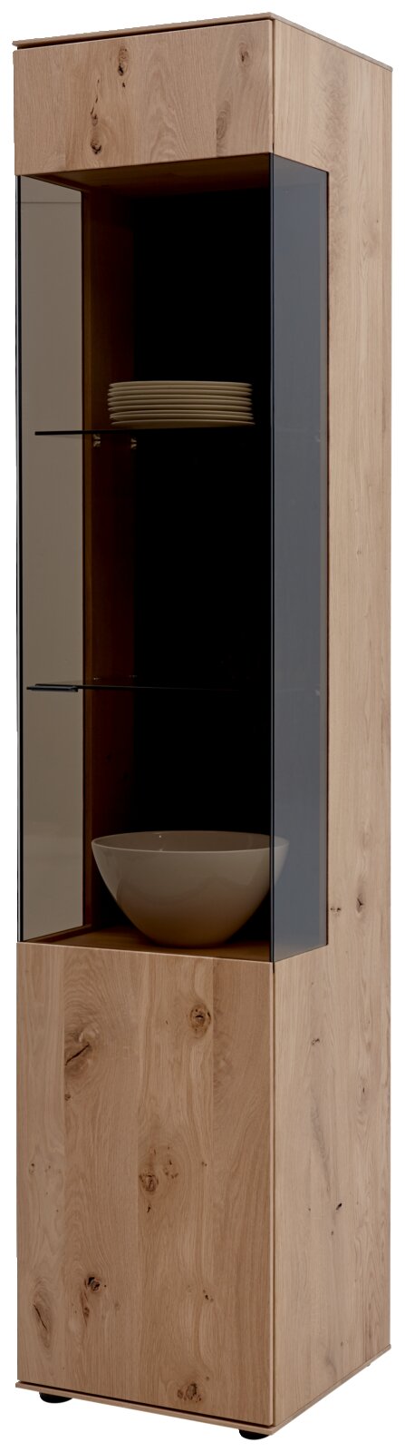 Valnatura Vitrine (rechts) LAVIA Vitrine aus Holz mit Glastür, Ansicht von vorne rechts, mit zwei Glasböden und dekorativen Schalen.