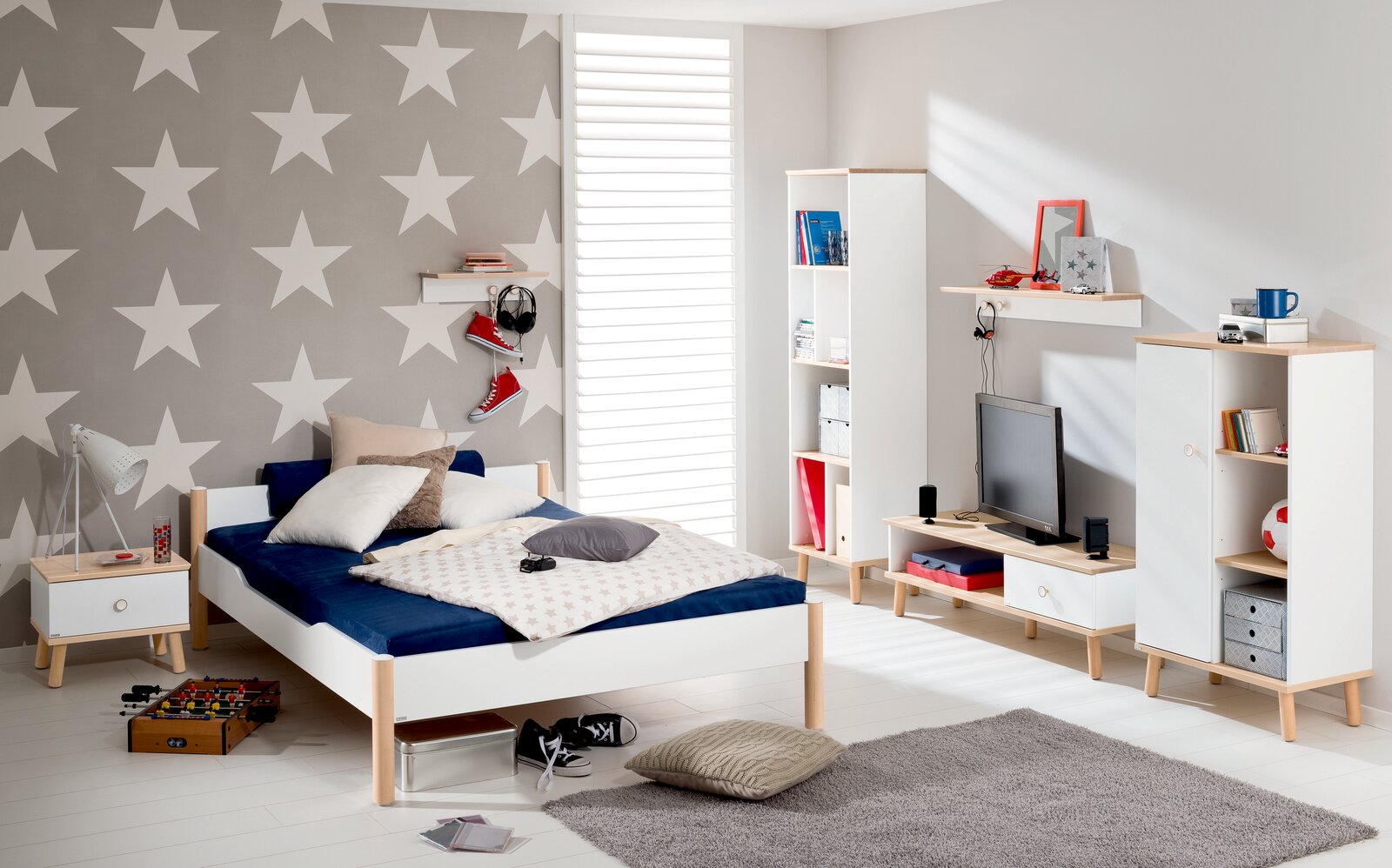 Jugendzimmer mit Jugendliege in modernem Design, seitliche Perspektive