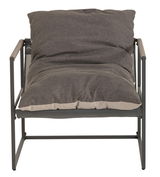 Frontansicht eines modernen Lounge-Sessels mit grauem Kissen und Metallrahmen.